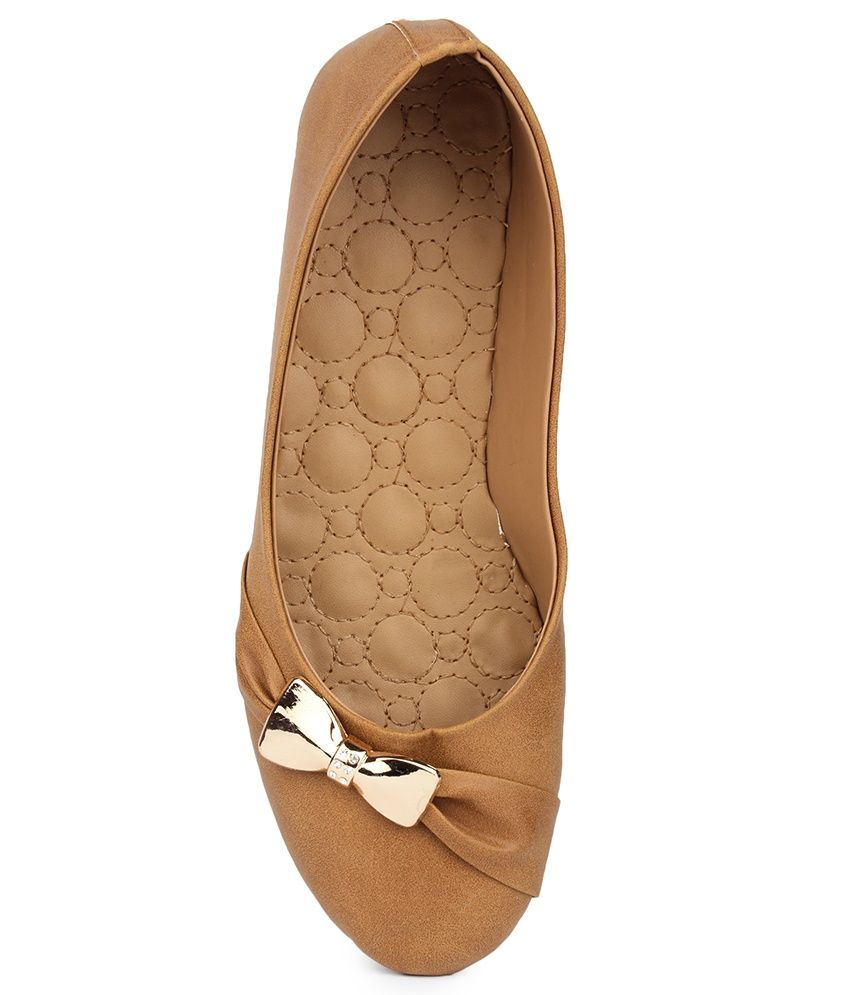 tan ballerinas
