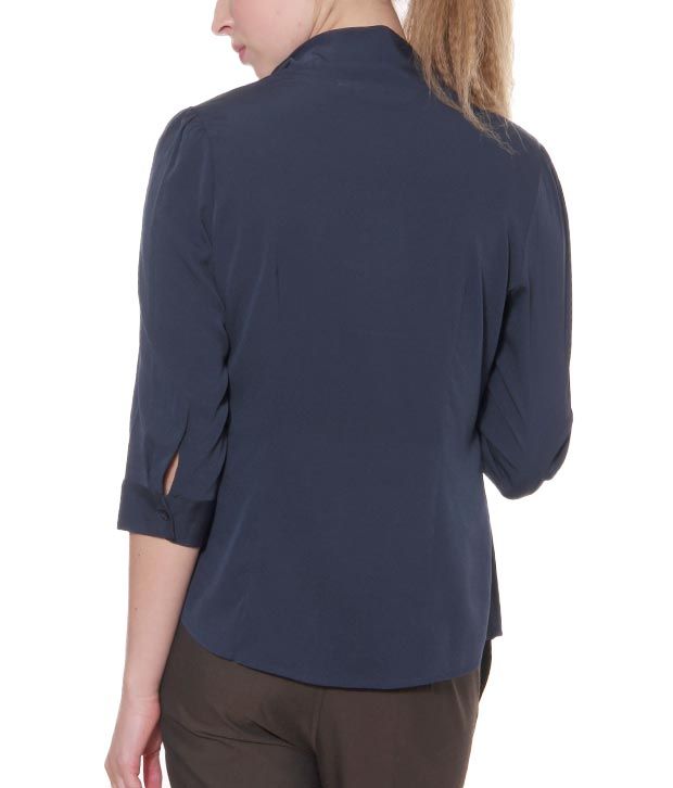 tie side knot in shirt