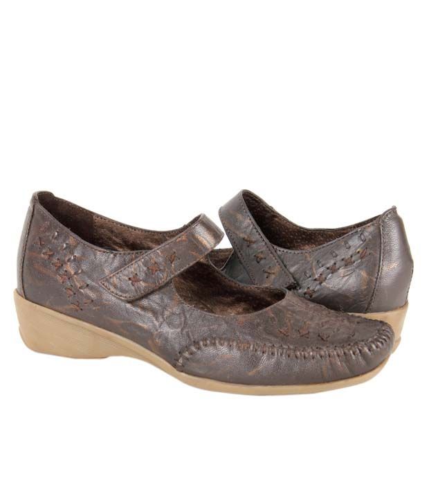 on cloud shoes brown