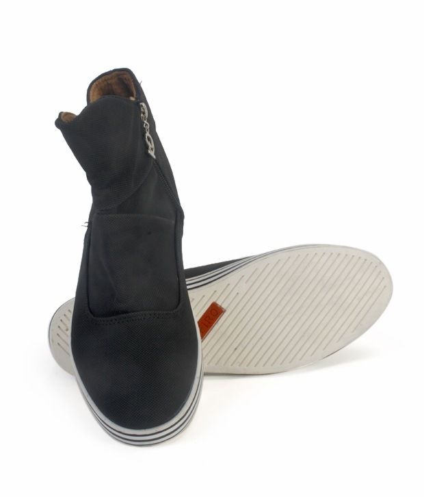 black ankle length sneakers