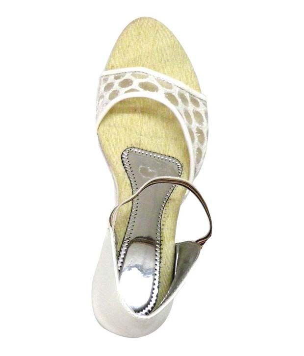 These classic espadrille wedges are a wardrobe staple and a must have for spring. With a closed 