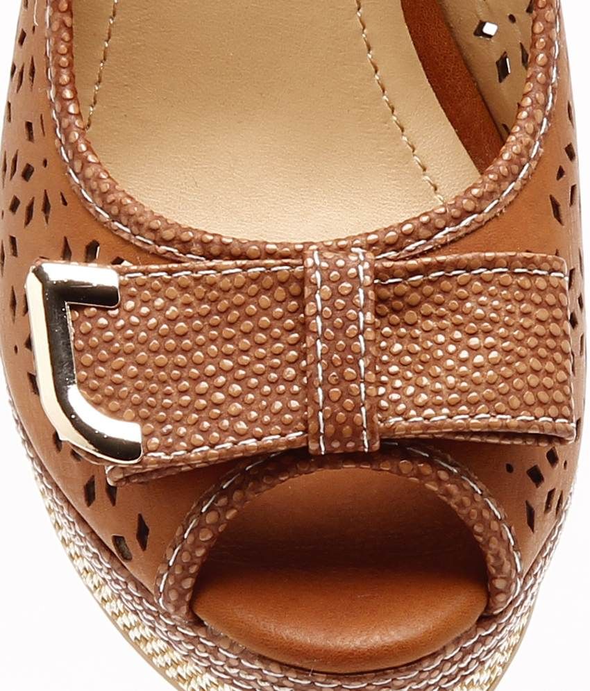 camel toe pumps