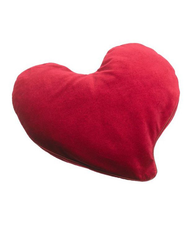 На кровати одна подушка сердце. Пиллоу ред. Подушка сердце. Подушка сердечки. Игрушка подушка сердце.