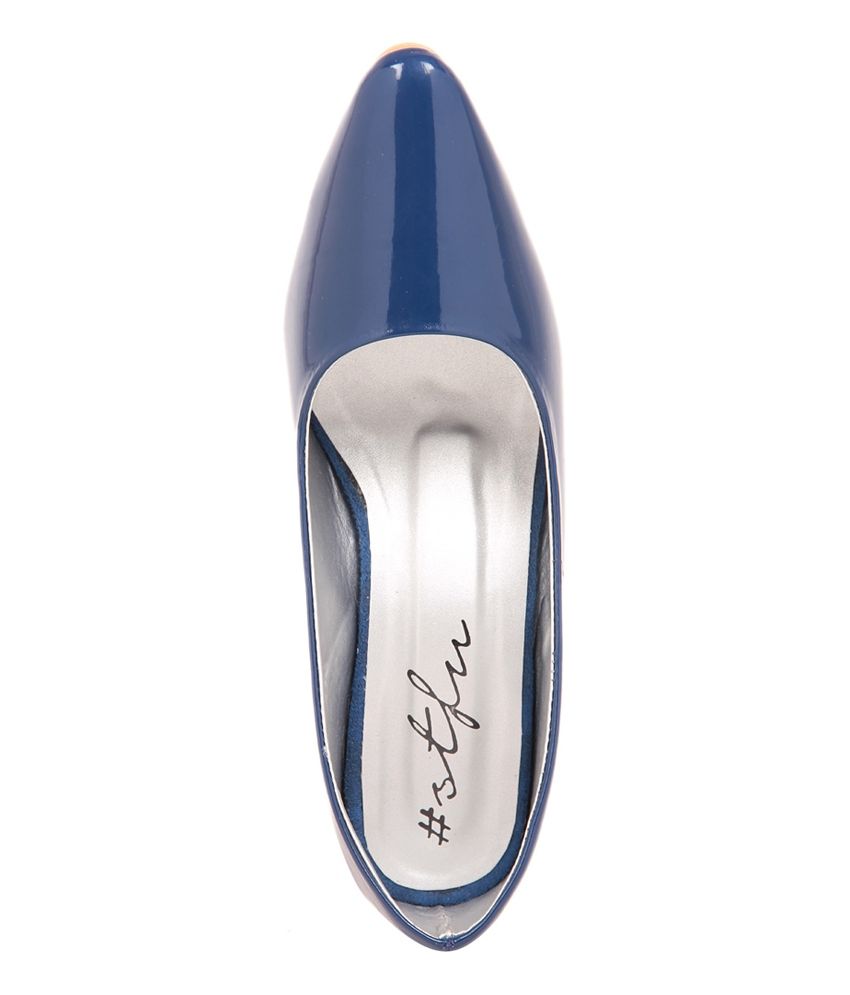 shiny blue pumps