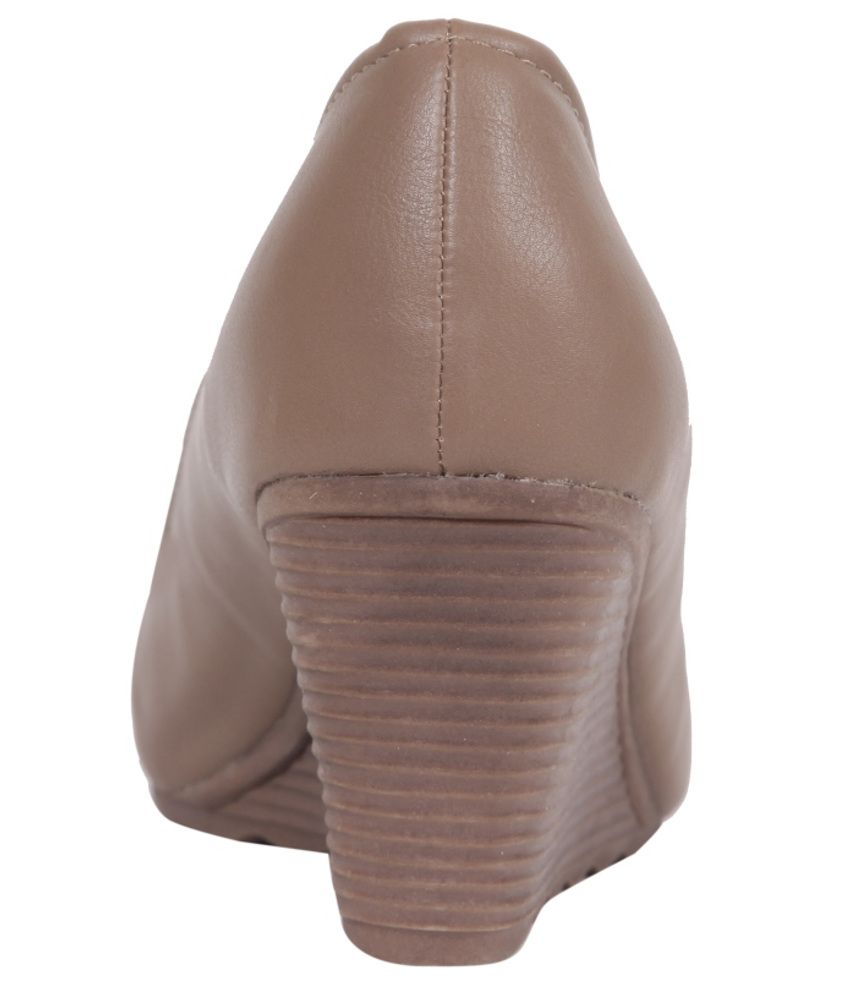 wedge pumps brown