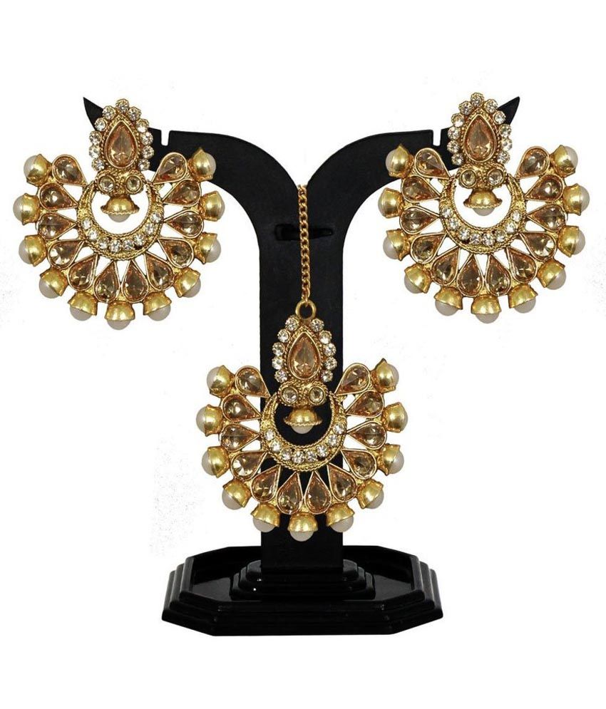 golden maang tikka with earrings