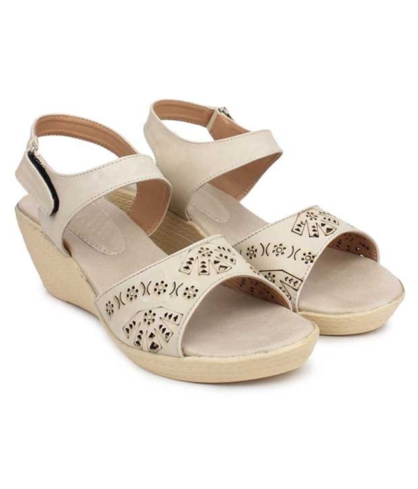 bedanya heels dan wedges