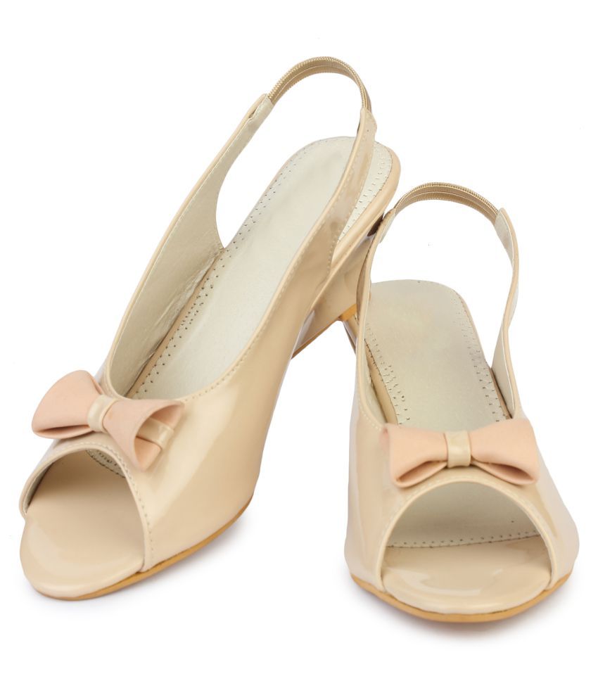 bedanya heels dan wedges