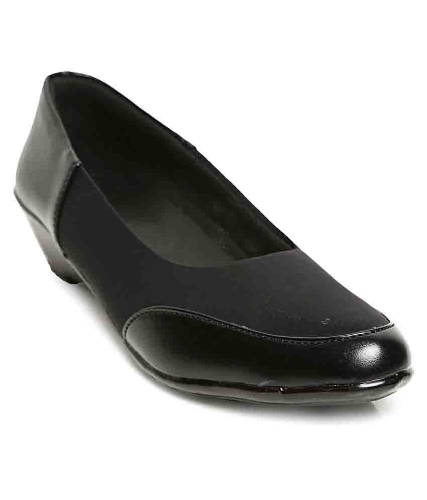 small heel black wedges