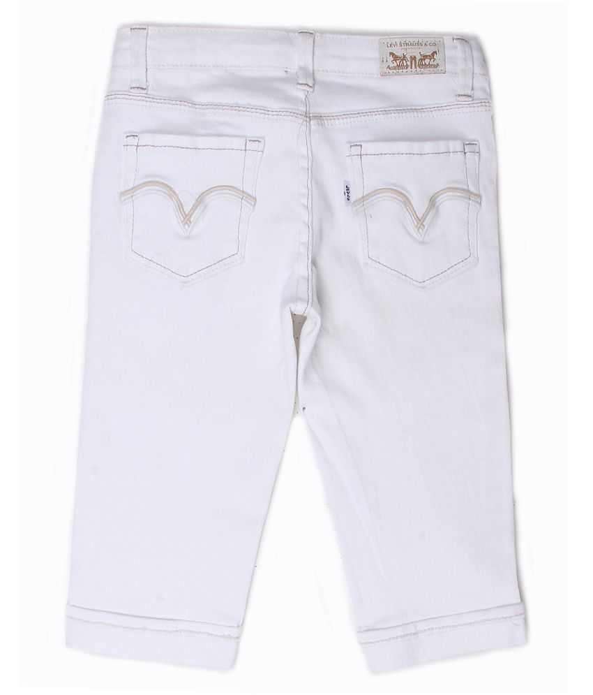 white levi capri jeans