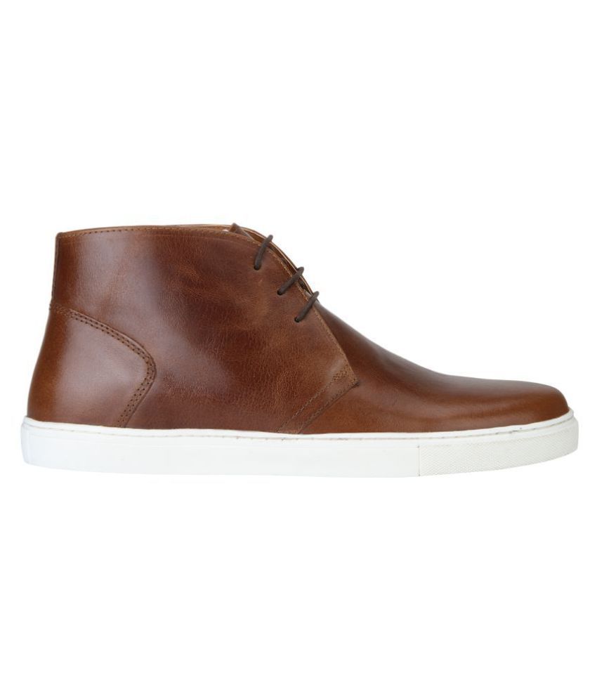 tan chukkas