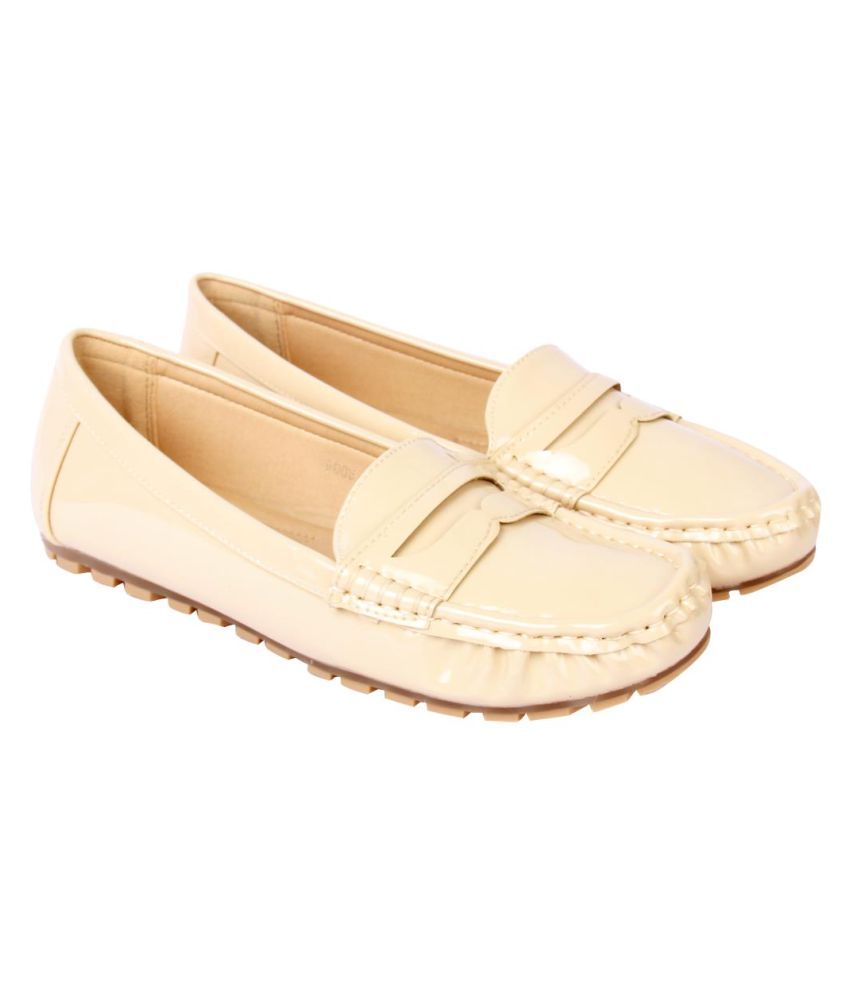 beige flat pointed shoes