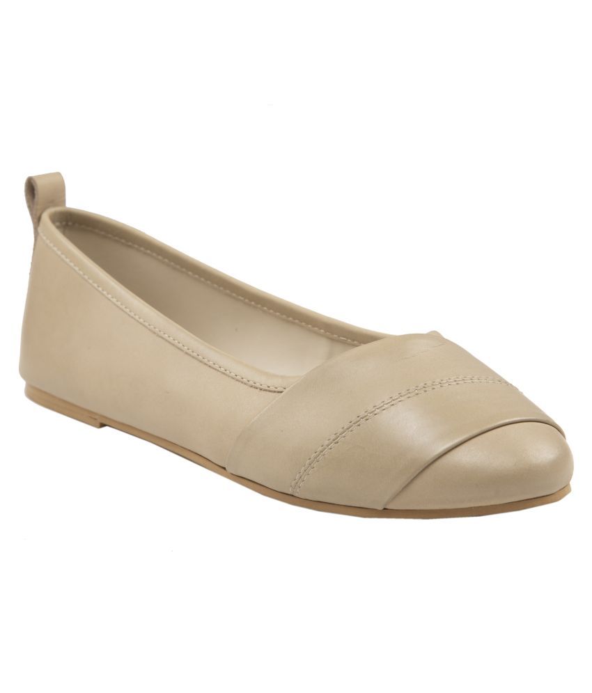 tan ballerinas