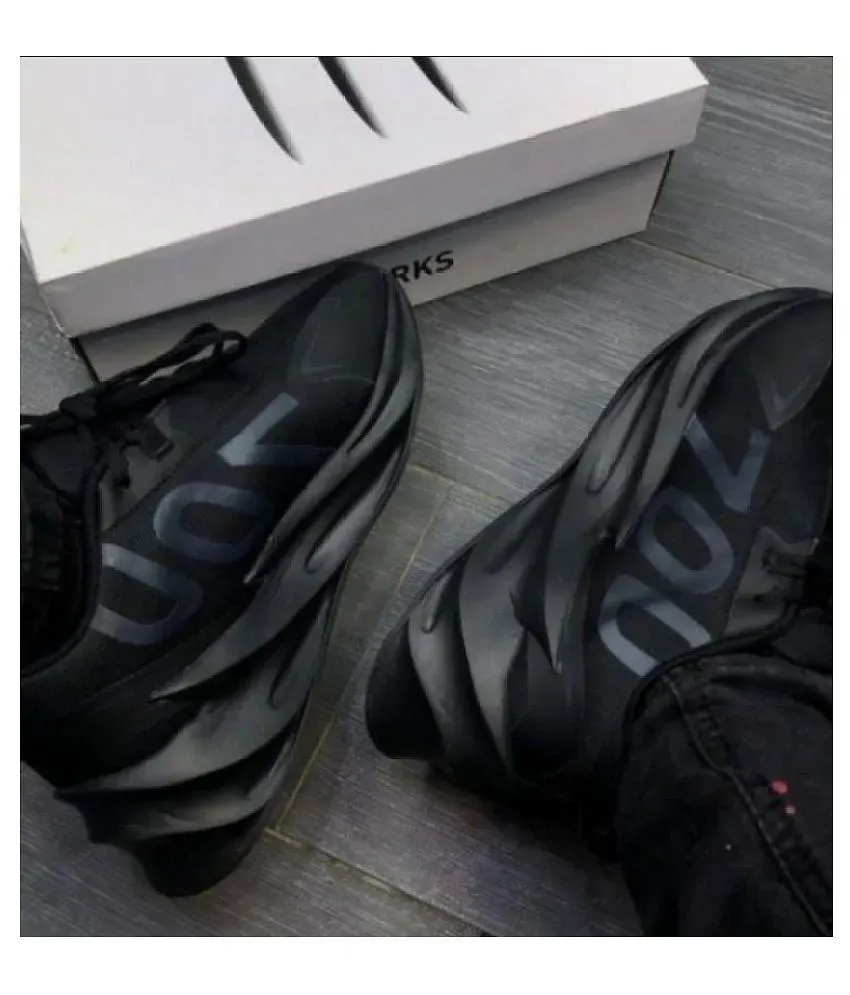 Yeezy discount 700 shark