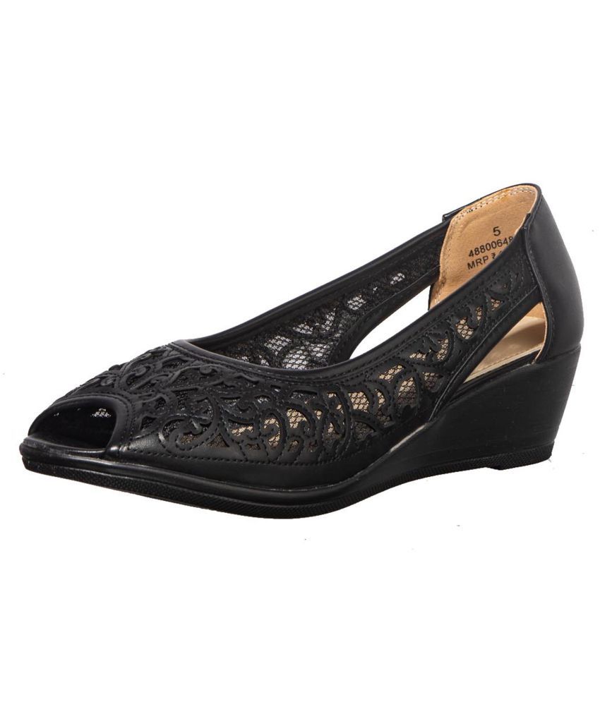 bedanya heels dan wedges