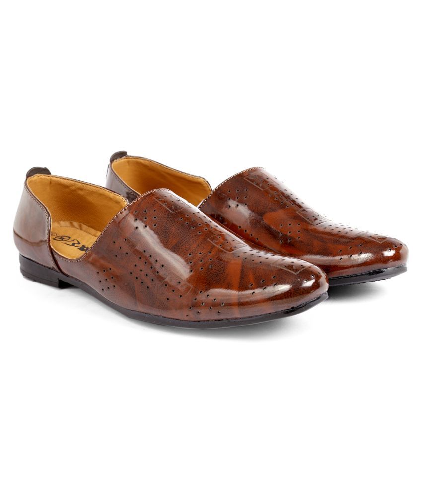     			YUVRATO BAXI Brown Casual Shoes