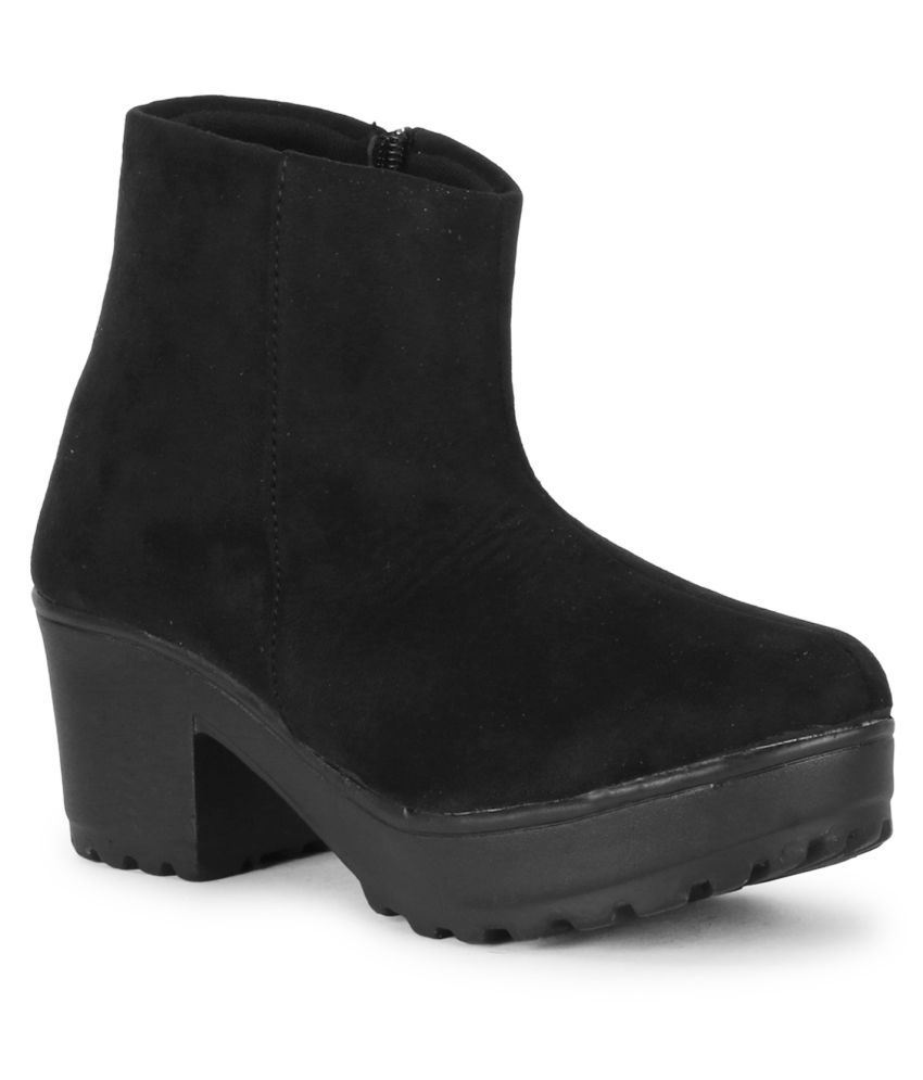 commander chunky sole lace up ankle boot in black