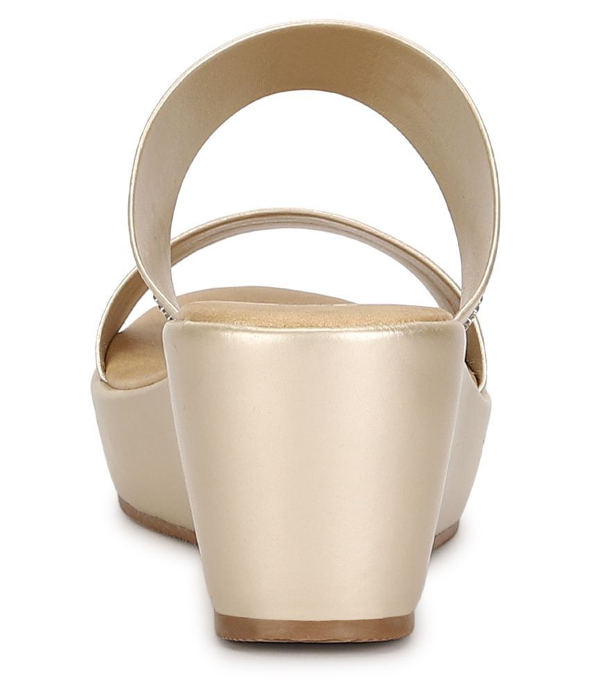 mode by red tape pumps