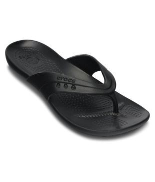 girls black flip flops