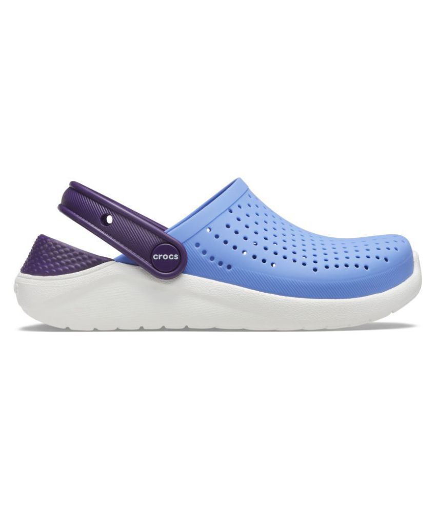 wide leg pants and sneakers outfit