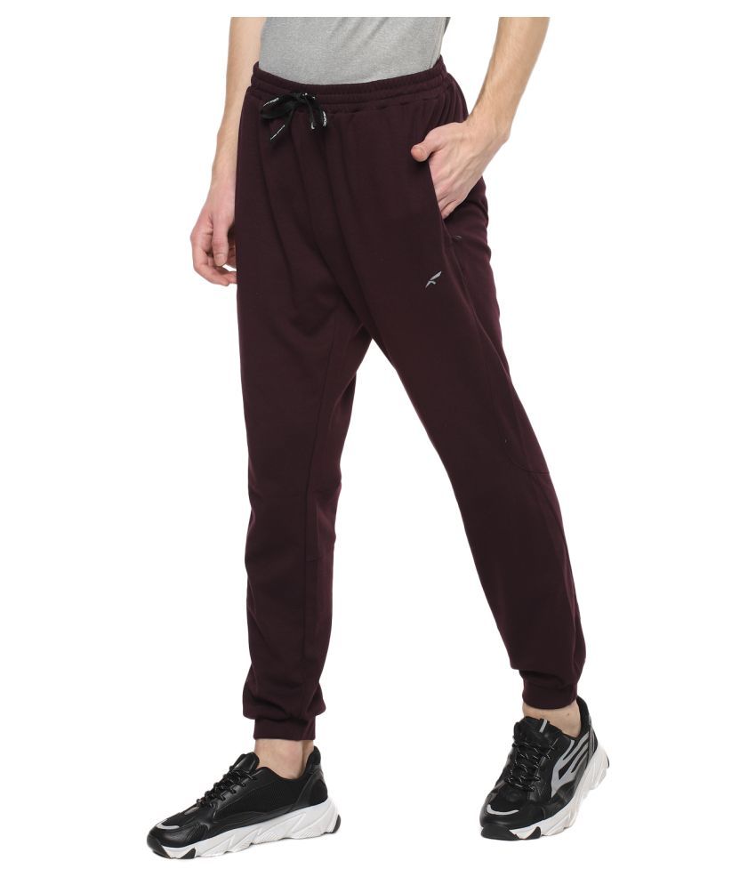 maroon joggers outfit mens