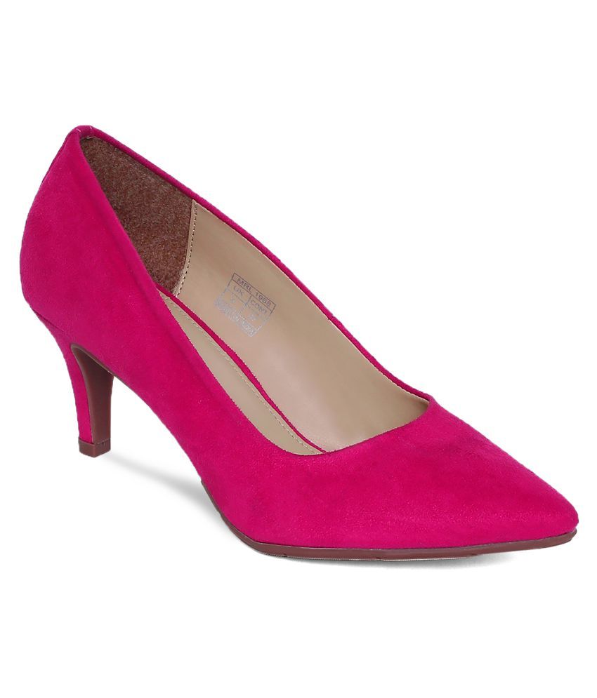 mode by red tape pumps