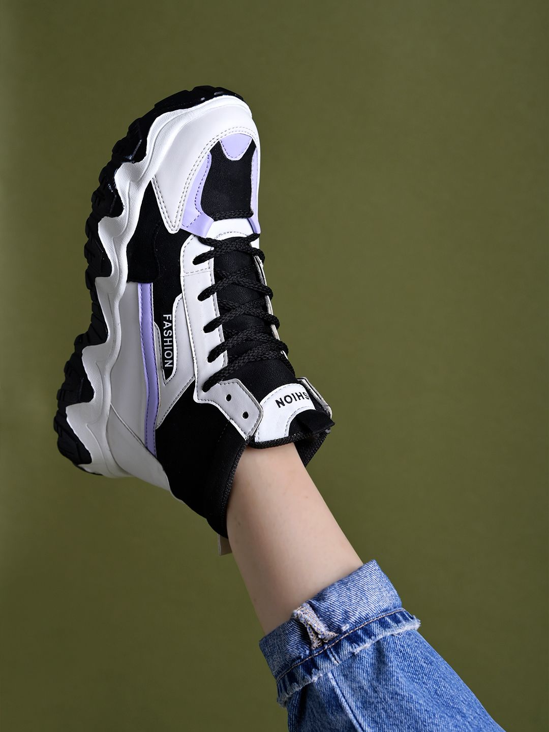     			Stylestry White Women's Sneakers