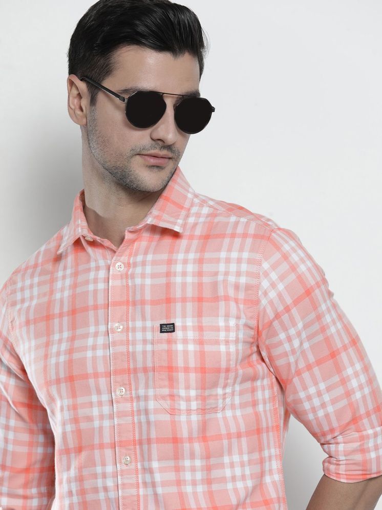     			The Indian Garage Co Men Peach-Coloured & White Comfort Fit Checked Casual Shirt