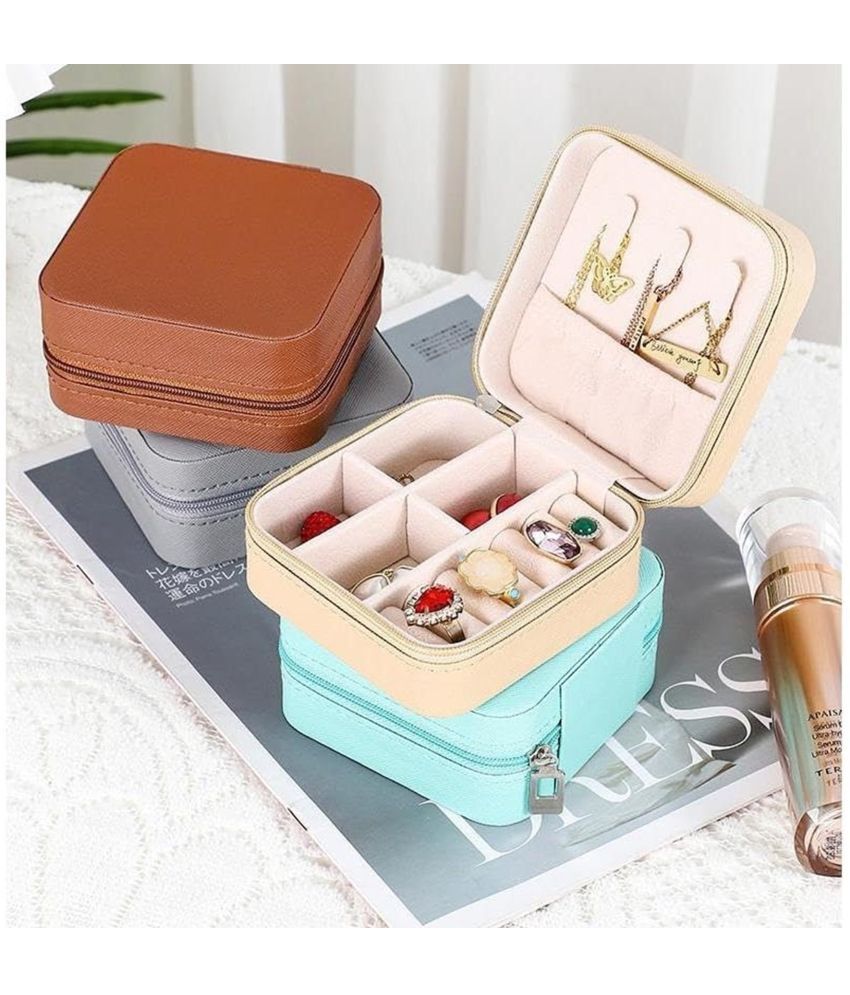     			Leather Mini Jewelry Travel Case, Small Travel Jewelry Organizer, Portable Jewelry Box for Rings, Earrings, Necklaces, Gifts – Compact Display Storage Case for Travel