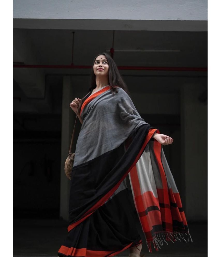     			SARADA HANDLOOM Cotton Colorblock Saree With Blouse Piece ( Black , Pack of 1 )