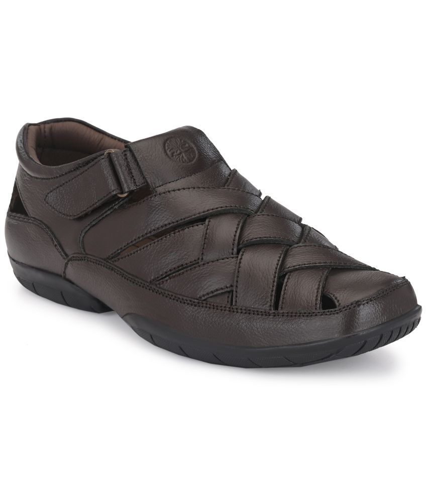     			UNDERROUTE Brown Leather Sandals