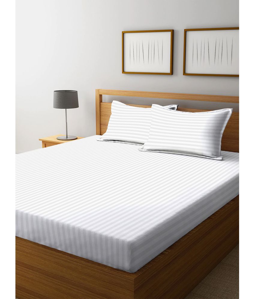     			HOMETALES King Polyester Solid Satin Stripe Fitted Bedsheet with 2 Pillow Covers- White