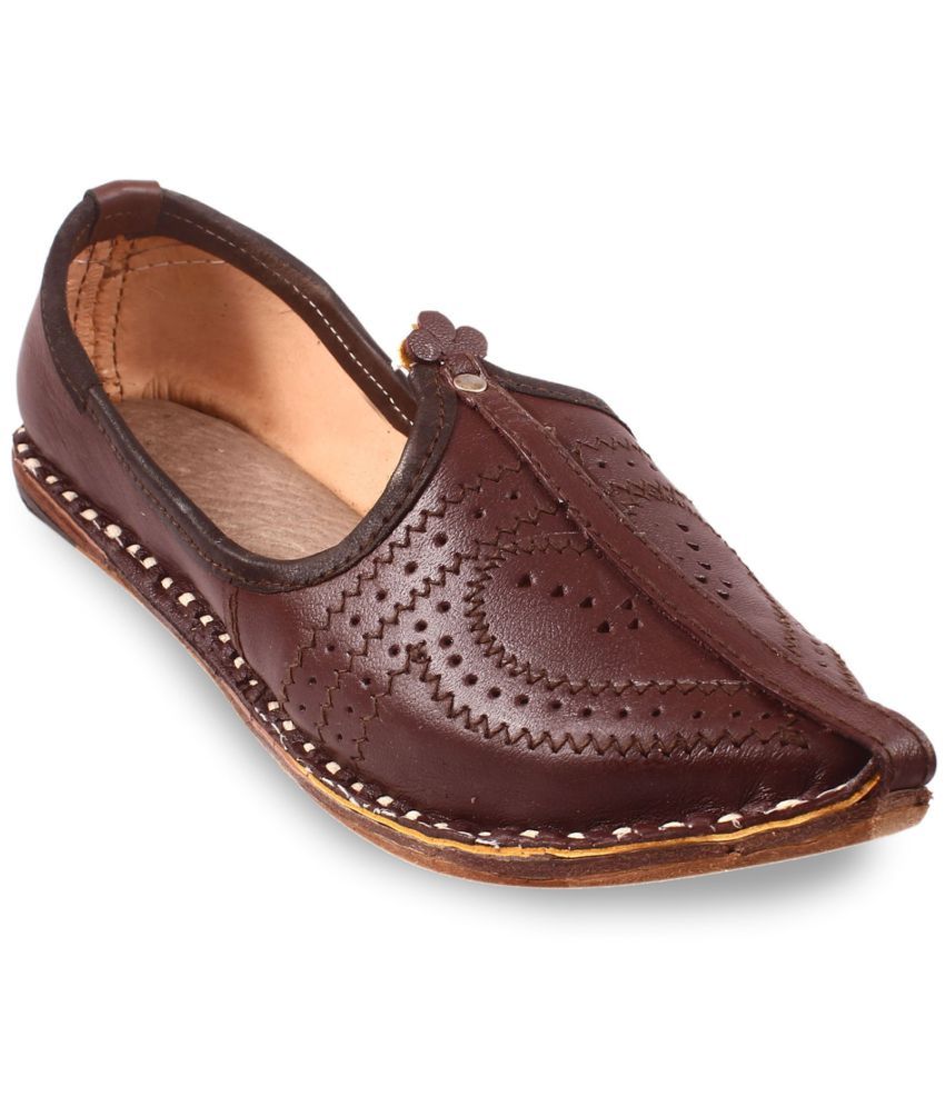     			rajeraj Brown Men's Mojaris