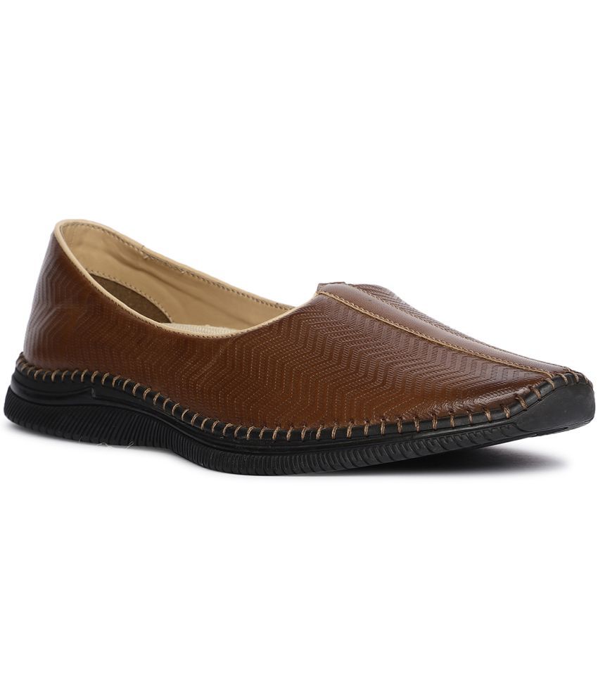     			Bata Brown Men's Mojaris