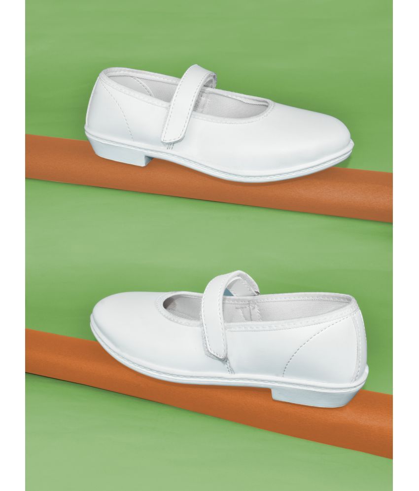     			Ajanta - White Girl's School Shoes ( 1 Pair )