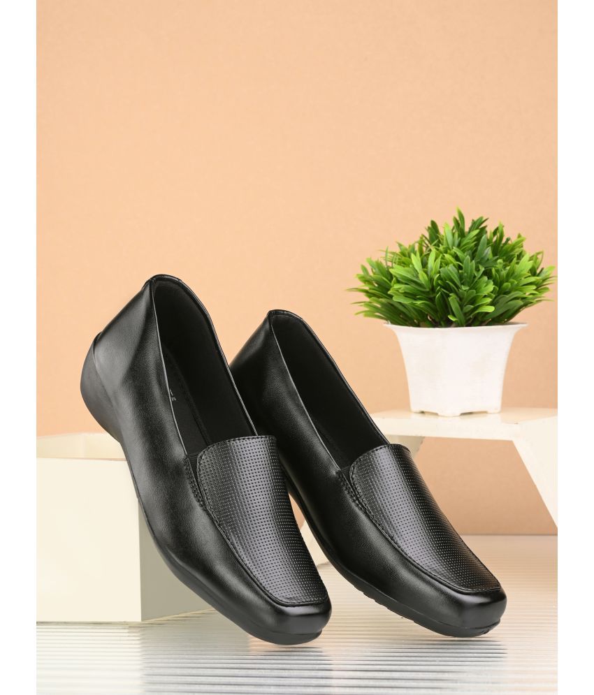     			KARADDI Black Women's Loafers