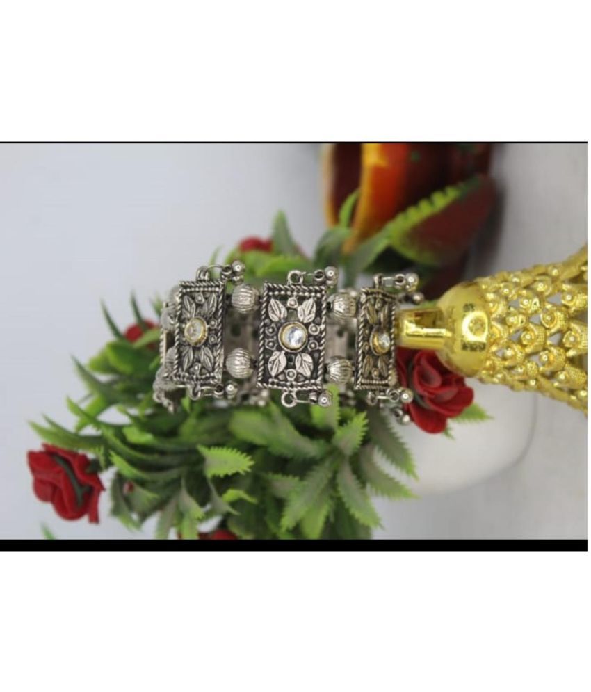     			Samridhi DC Silver Bracelet ( Pack of 1 )