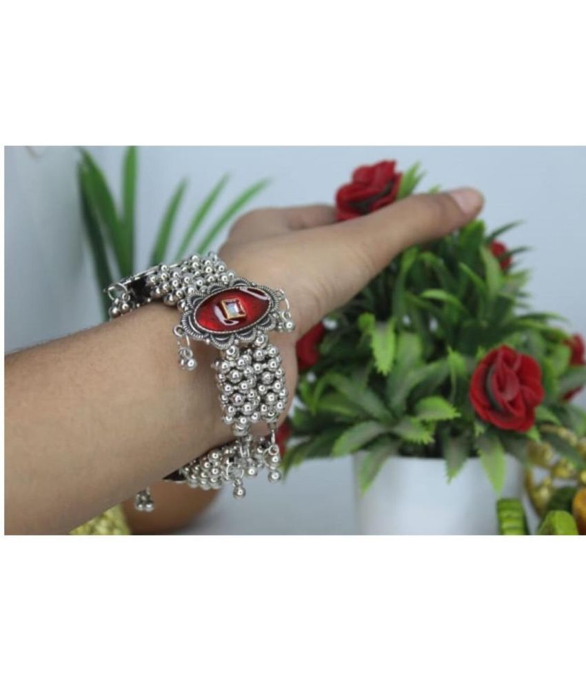     			Samridhi DC Silver Bracelet ( Pack of 1 )