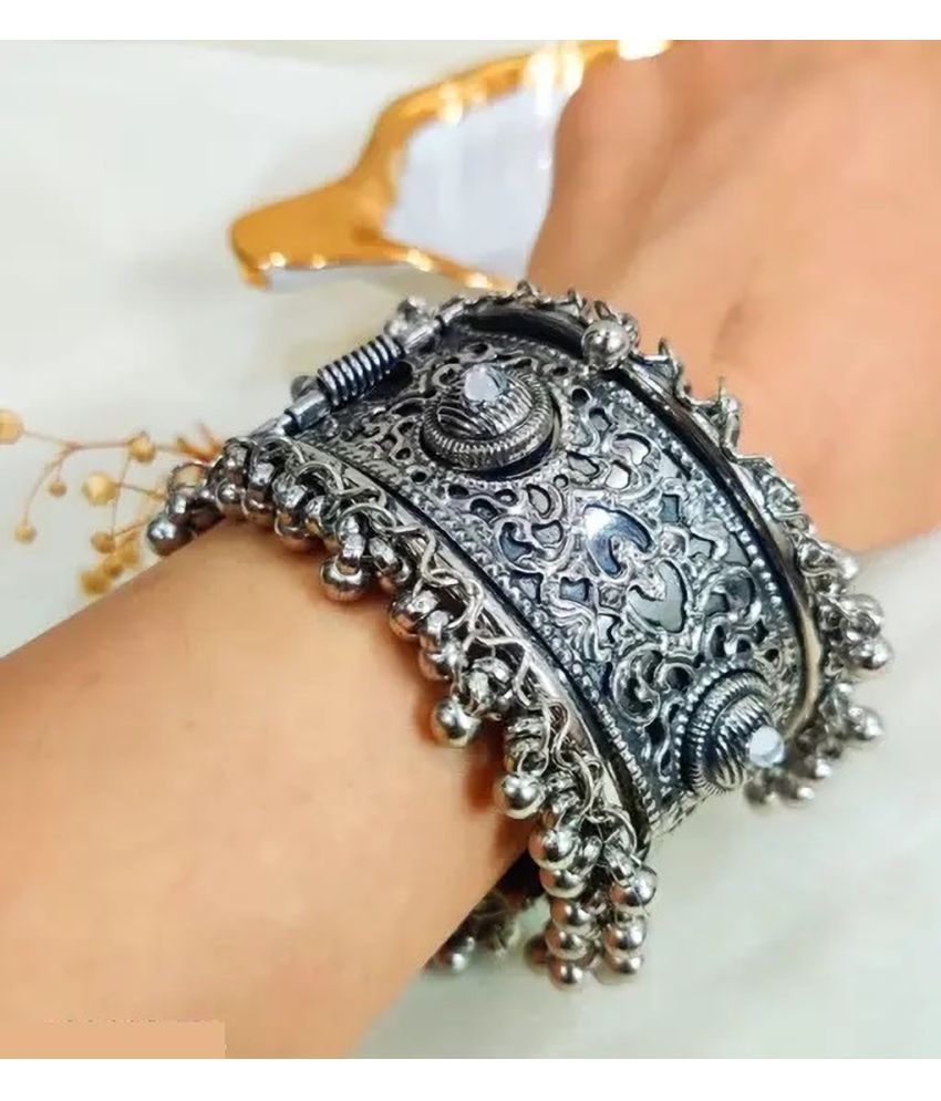     			Samridhi DC Silver Cuff ( Pack of 1 )