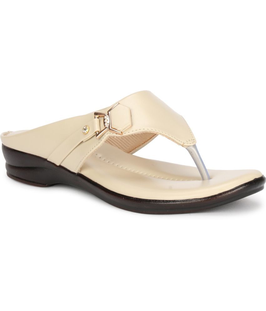     			BIG BIRD Beige Women's Flats