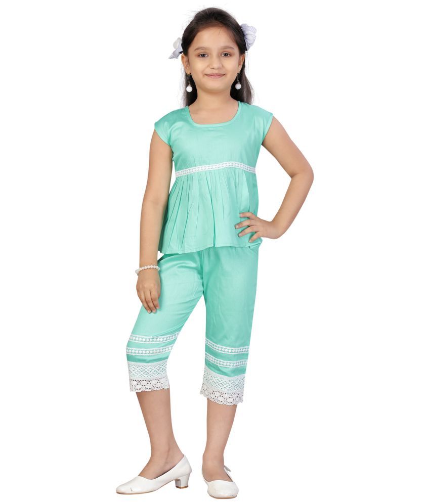     			Aarika Green Cotton Girls Top With Capris ( Pack of 1 )