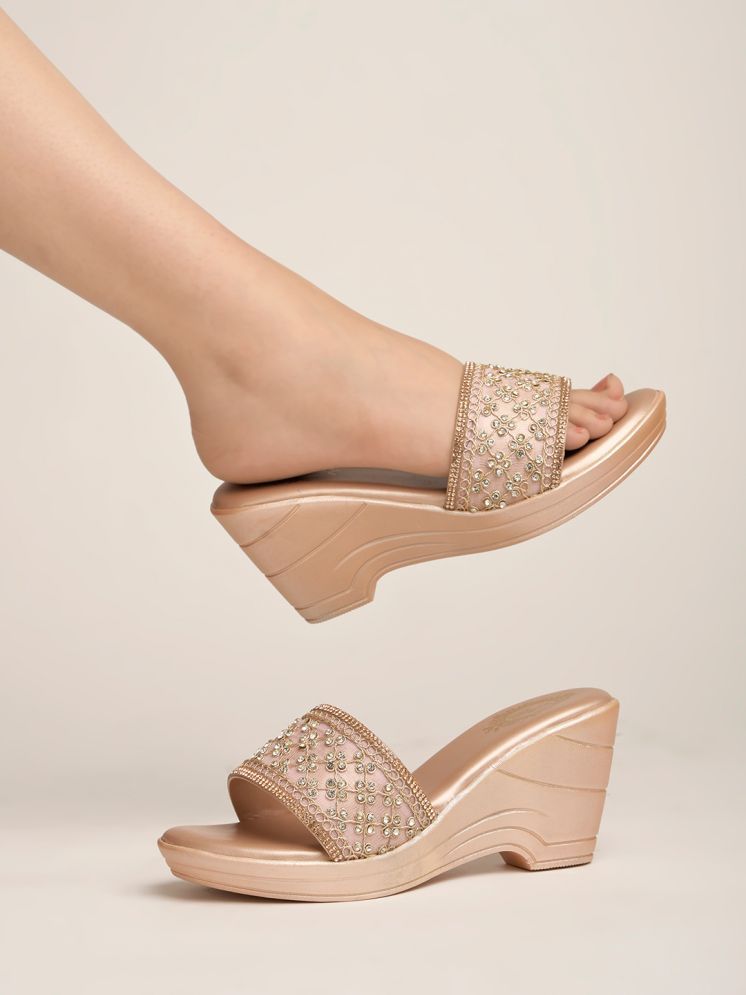     			Shoetopia Embellished Sequence Detailed Golden Wedges For Girls